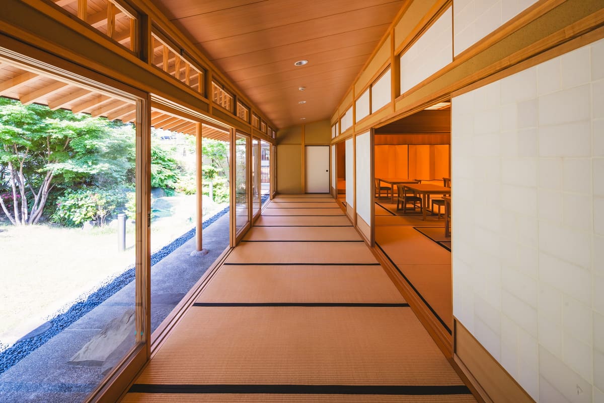 庭に面した和風建築の畳廊下。障子を開け放ち奥まで見通せる