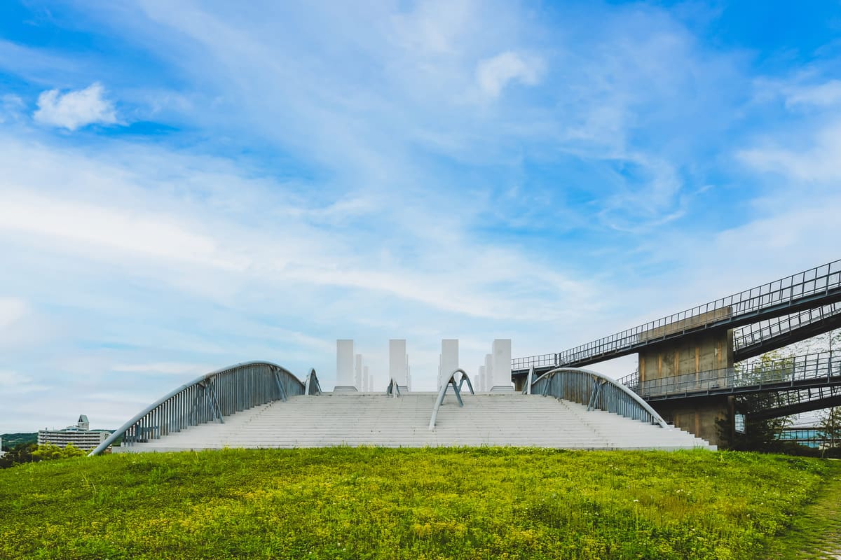 アーチ状の屋根が架かる大型施設の全景